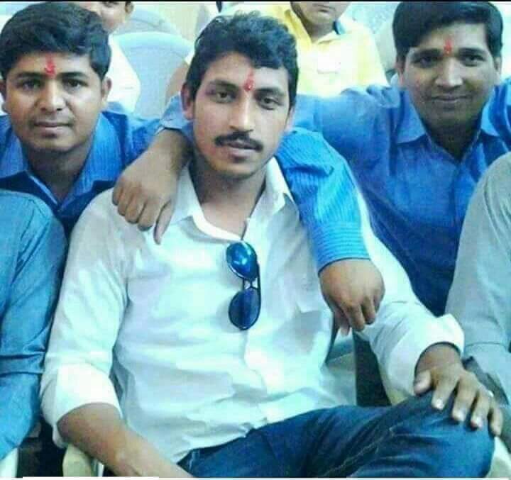 Shubhamshuklamp's tweet photo. तिलक भी लगाते थे, मंदिर भी जाते थे, प्रभु को जल भी चढ़ाते थे, न कोई रोकता, न कोई टोंकता.फिर एक दिन अचानक नशा चढ़ा नेता बनने का, पैसों पर खेलने का. बस फिर क्या था……पल भर में, वक्त बदल गए, जज्बात बदल गए. बूझो कौन? https://t.co/ZN43AXm8Zw