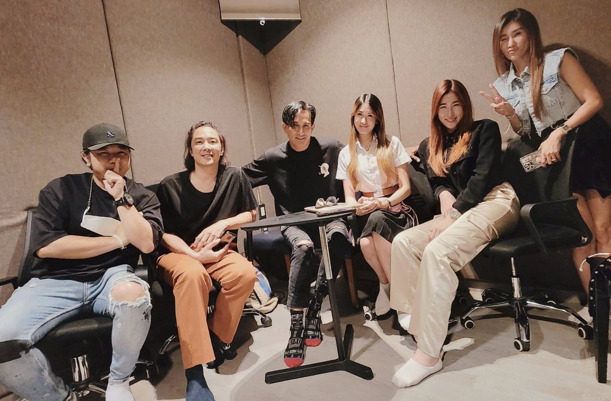 MACSARUN's tweet photo. Recording Session.❤️

ขอบคุณจารย์หนึ่งที่มาช่วยคุมร้องนะเพื่อน🙏🤩💯

@pete_thongchua.nmg
@seya_thongchua
@miya_thongchua
@seyamiya
@neungetc
#PdMACSARUN 
#SNOWDARK❄️
#Producer #SongWriter 
#FLYWAYrecord #LakeSideVillageStudio https://t.co/BCbZNlsSVX