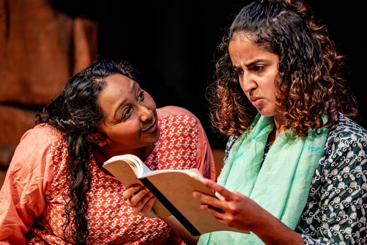 📸Lovely shots of the amazing Santi & Naz which is showing here next weekend 📅Saturday 22 July, 7.30pm 📅Sunday 23 July, 2.30pm Winner of the Charlie Hartill Fund 2023 Grab your tickets on our website broadwaytheatre.org.uk/events/santi-n… @TheThelmas @nvrchuk Photos by @stevegregson_