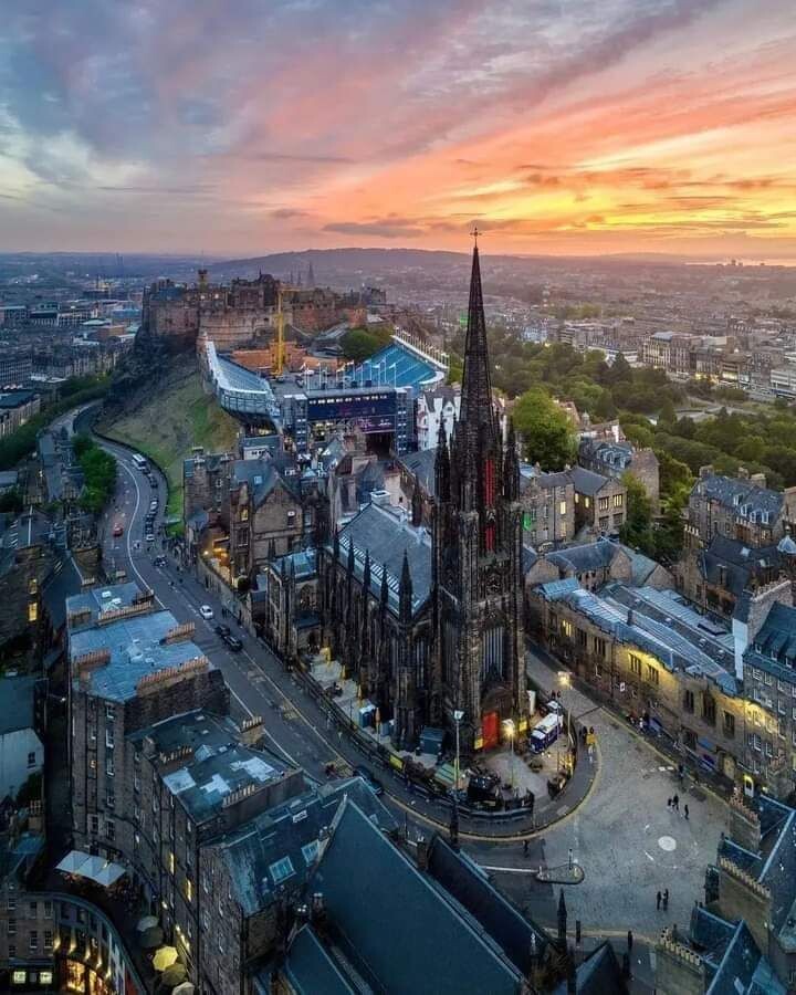 naturalals's tweet photo. @ThePhotoHour An Aerial View of Edinburgh #Scotland 🔮 🏴󠁧󠁢󠁳󠁣󠁴󠁿 #travel
 #SCOTLAND  @angie_weather @StormHour  @VisitScotland https://t.co/DfXRnknqjP