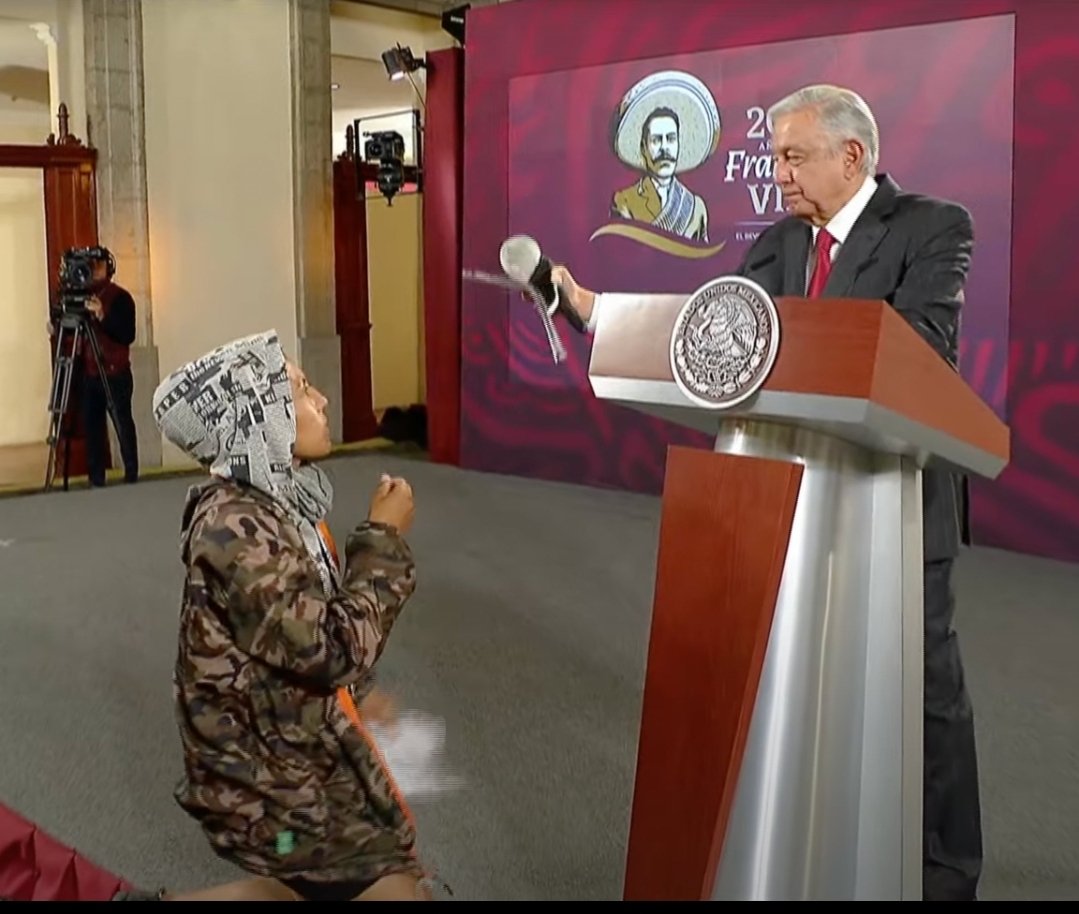 Melissa_Bely's tweet photo. A Xóchitl Gálvez no la dejaron entrar..

Y para acceder ahí, hay que pasar revisiones, además hay Guardias y militares por todos lados hasta vestidos de civil.. 

Y "misteriosamente" pasa alguíen a ver su Alteza Serenísima..

No mmen con su show !!..

#Mañanera https://t.co/WOfJKaOMLZ