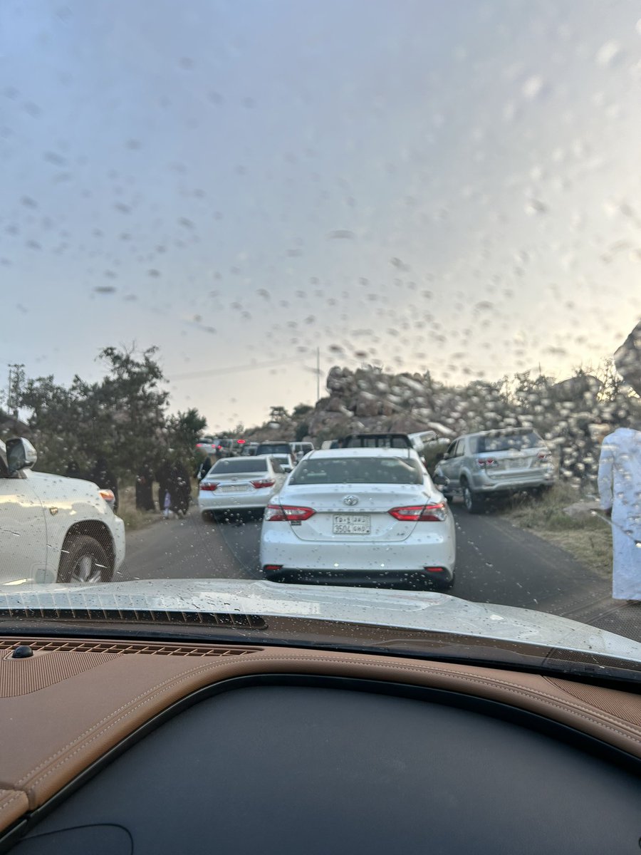 YAlsayel's tweet photo. @AseerSeasons سوء تنظيم في عملية الوصول لفعالية المسقي من ناحية اللوحات الارشادية والحركة المرورية !! كملنا ساعة ونص في زحمه مسافتها كيلو واحد !!!  التنظيم واختيار نوع  الفعاليات يحتاج للمراجعة .. منطقة عسير تستحق الافضل.. https://t.co/hMSM3SpFCw