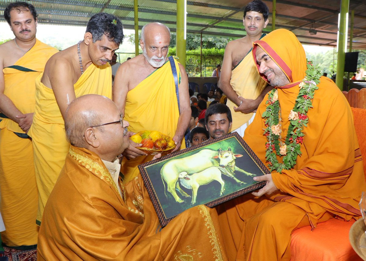 WithSriSri's tweet photo. ಕೊಳಲು ಮಾಂತ್ರಿಕ ಪ್ರವೀಣ್ ಗೋಡ್ಖಿಂಡಿ ಹಾಗೂ ಖ್ಯಾತ ತಬಲಾವಾದಕ  ರವೀಂದ್ರ ಯಾವಗಲ್ ಅವರಿಂದ ಗೋಕರ್ಣದ ವಿಷ್ಣುಗುಪ್ತ ವಿಶ್ವವಿದ್ಯಾಪೀಠದಲ್ಲಿ ಗಾನ-ಸಂಭ್ರಮ ಸಂಪನ್ನವಾಯಿತು.

ವಿ.ವಿ.ವಿ ಮಕ್ಕಳ ಜೊತೆ ಸಂವಾದ ನಡೆಸಿದ ಅವರು, ಶ್ರೀರಾಮಚಂದ್ರಾಪುರಮಠದ  ಶಂಕರಾಚಾರ್ಯ ಶ್ರೀ ಶ್ರೀ ರಾಘವೇಶ್ವರ ಭಾರತೀ ಮಹಾಸ್ವಾಮಿಗಳ ಪಡೆದರು.

@pravingodkhindi https://t.co/izLCYY7iHo