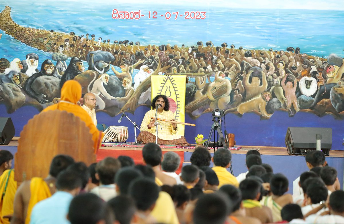 WithSriSri's tweet photo. ಕೊಳಲು ಮಾಂತ್ರಿಕ ಪ್ರವೀಣ್ ಗೋಡ್ಖಿಂಡಿ ಹಾಗೂ ಖ್ಯಾತ ತಬಲಾವಾದಕ  ರವೀಂದ್ರ ಯಾವಗಲ್ ಅವರಿಂದ ಗೋಕರ್ಣದ ವಿಷ್ಣುಗುಪ್ತ ವಿಶ್ವವಿದ್ಯಾಪೀಠದಲ್ಲಿ ಗಾನ-ಸಂಭ್ರಮ ಸಂಪನ್ನವಾಯಿತು.

ವಿ.ವಿ.ವಿ ಮಕ್ಕಳ ಜೊತೆ ಸಂವಾದ ನಡೆಸಿದ ಅವರು, ಶ್ರೀರಾಮಚಂದ್ರಾಪುರಮಠದ  ಶಂಕರಾಚಾರ್ಯ ಶ್ರೀ ಶ್ರೀ ರಾಘವೇಶ್ವರ ಭಾರತೀ ಮಹಾಸ್ವಾಮಿಗಳ ಪಡೆದರು.

@pravingodkhindi https://t.co/izLCYY7iHo