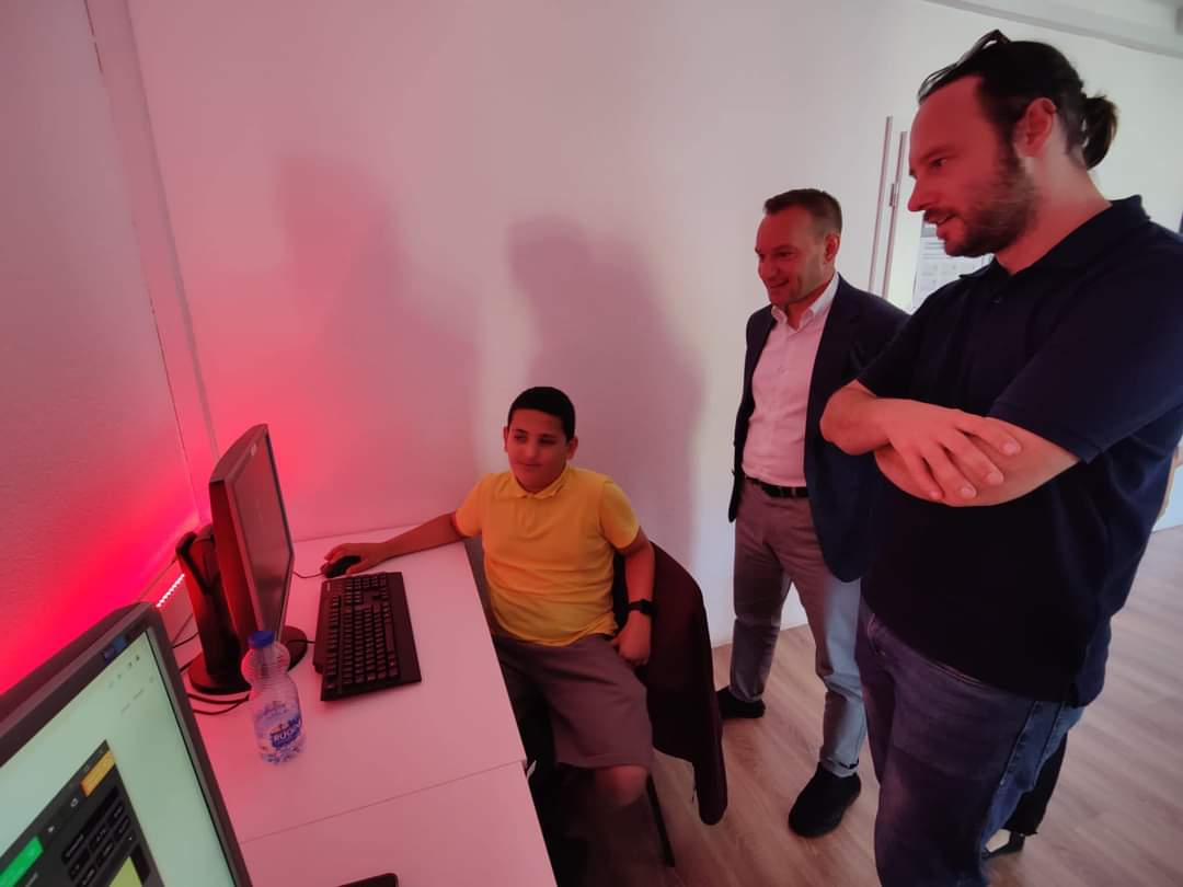 Vizitova Shkollën Digjitale dhe StarLabs! Takova drejtuesit e Shkollës, Hanen dhe Darsej, të cilet më prezantuan ambientet e dy kompanive dhe punën e nxënësve të tyre. Punë fantastike. 

Kryeqyteti do të jetë gjithmonë në përkrahje të projekteve të tilla. Ju falenderoj.