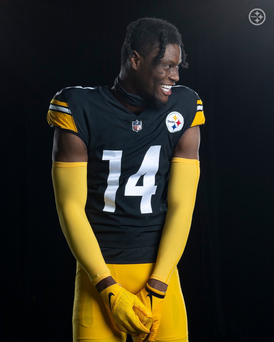 steelers's tweet photo. GP, what got you smiling like that? 😏 https://t.co/caYF5dwMnU
