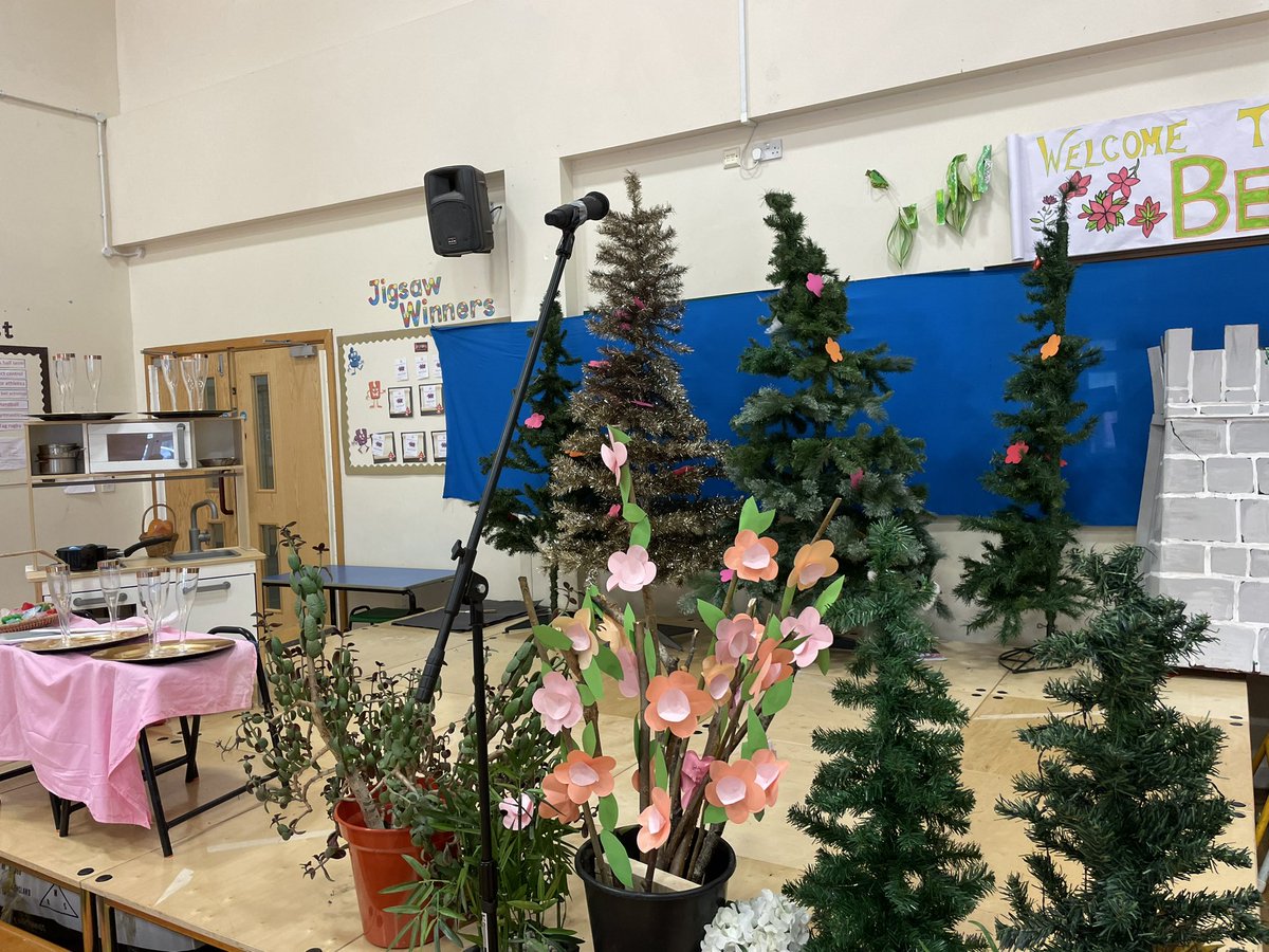 LyndhurstOldham's tweet photo. Our Year 5s and 6s put on an amazing show today! Well done everyone involved. @FocusTrust1 @OldhamPledge #pledge8 #shapingthefuture #makingmemories #readyforlife https://t.co/FbeBtTdqOe