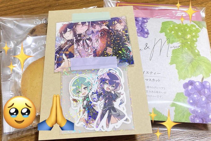 私がイベント行けなくてくりおさんのシール手に入れられないのを嘆いてたら、大変大変大変ありがたい事に後日素敵な差し入れと共にお恵み下さいました…🥹🙏 しかもあの伝説の……感想トレペまで頂いてしまってリアル発狂して大暴れしちゃいました本当にありがとうございます嬉し過ぎる…😭😭