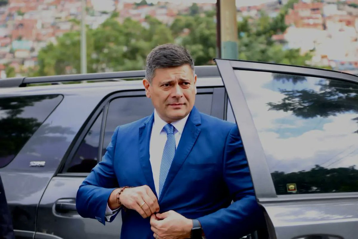 Marianny_vpa's tweet photo. Querido hermano @freddysuperlano estamos contigo, todo el éxito en este día durante el debate #HablanLosCandidatos #SuperlanoEsElMio https://t.co/2ykQZjxTTW