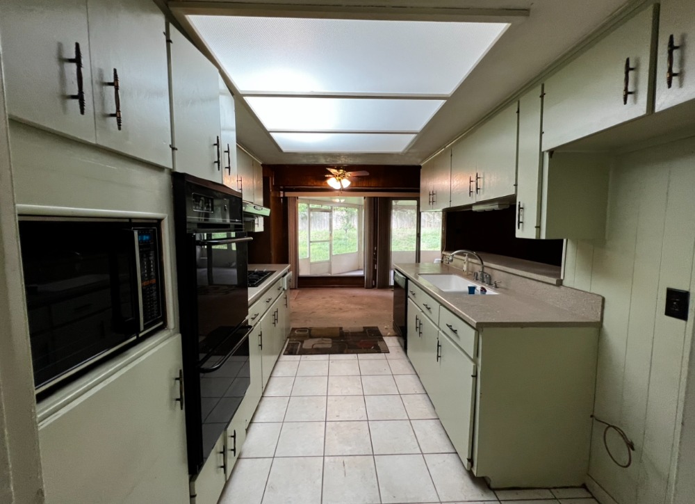 AdamInAustinTX's tweet photo. OFF MARKET - WINDSOR HILLS - Come check out this Charismatic 4 bed 2 bath CORNER LOT sits on .26! Home needs a cosmetic update.  #Austinflip #78745 #Austinfixerupper #RealEstateInvesting #FixAndFlip #FlippingHouses #InvestmentProperty #Fixerupper #adaminaustin #adaminaustintx https://t.co/9YO6Ic5BYk