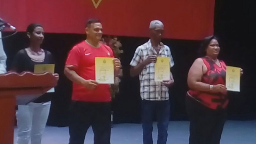 Emotiva graduación de los estudiantes de 9º grado de la #IslaDeLaJuventud, donde se reconoció a los profesores evaluados de Excelente en su categorización metodológica. Muchas felicidades!!!!! #CubaViveYEduca #UnaMejorJuventud <a href="/aylinalvarezG/">Aylín Alvarez García</a> <a href="/UJCdeCuba/">UJC de Cuba</a>