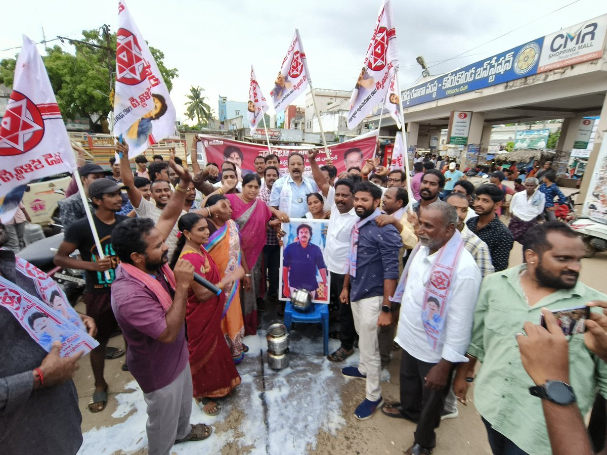 GuruduttMeda's tweet photo. నీతి,నిజాయతి గల ప్రజా నాయకుడు జనసేన పార్టీ అధ్యక్షులు శ్రీ కొణిదెల పవన్ కళ్యాణ్ గారికి ఈరోజు మా రాజానగరం నియోజకవర్గంలో పాలాభిషేకం చెయ్యటం జరిగింది అలానే పవన్ కళ్యాణ్ గారి పై అనుచిత వ్యాఖ్యలు చేసిన వారిని ఎవరిని ఊరుకోము ఖబర్దార్ YSRCP నాయకులారా
#HelloAp_BeyByeYCP https://t.co/J15oFCl3ha