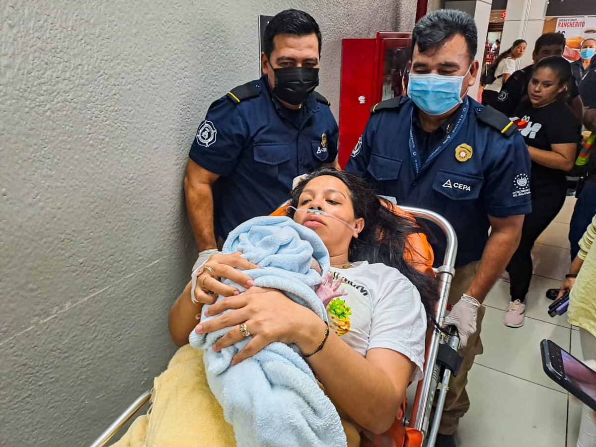 ITROriginal's tweet photo. 🚨MUJER DIO A LUZ EN EL AEROPUERTO DE EL SALVADOR 🇸🇻 

📌Los equipos de la Unidad Médica Aeroportuaria y Bomberos Aeronáuticos de @CEPASV atendieron el parto de María Antonia Hernández, quien dio a luz en el food court del Aeropuerto Internacional de El Salvador. https://t.co/jk3Vdw9cUP