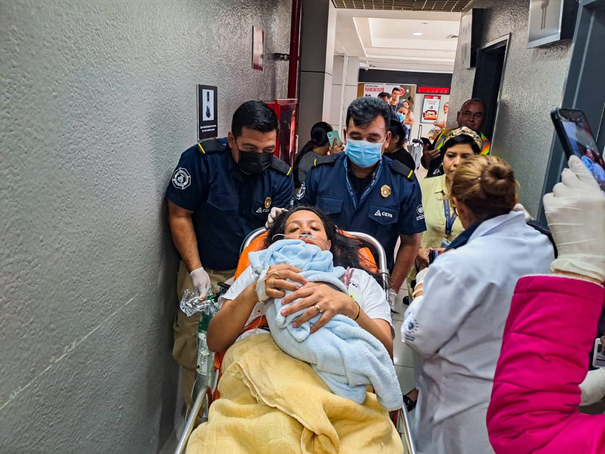 ITROriginal's tweet photo. 🚨MUJER DIO A LUZ EN EL AEROPUERTO DE EL SALVADOR 🇸🇻 

📌Los equipos de la Unidad Médica Aeroportuaria y Bomberos Aeronáuticos de @CEPASV atendieron el parto de María Antonia Hernández, quien dio a luz en el food court del Aeropuerto Internacional de El Salvador. https://t.co/jk3Vdw9cUP