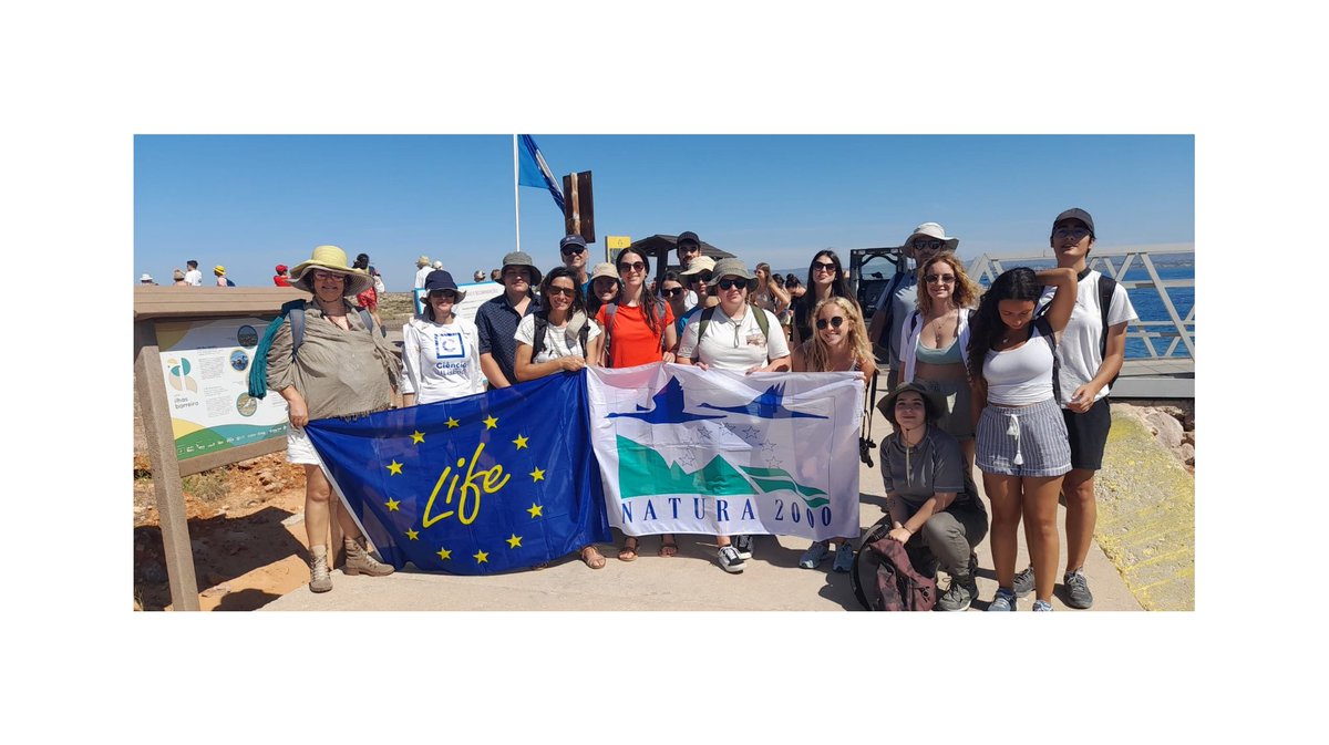 Lara_Talavera_'s tweet image. Our third and last #LIFEIlhasBarreira summer school on coastal dunes ended! 🏝️ Happy to have met many enthusiastic students and to have reunited with these two awesome scientists and best people!