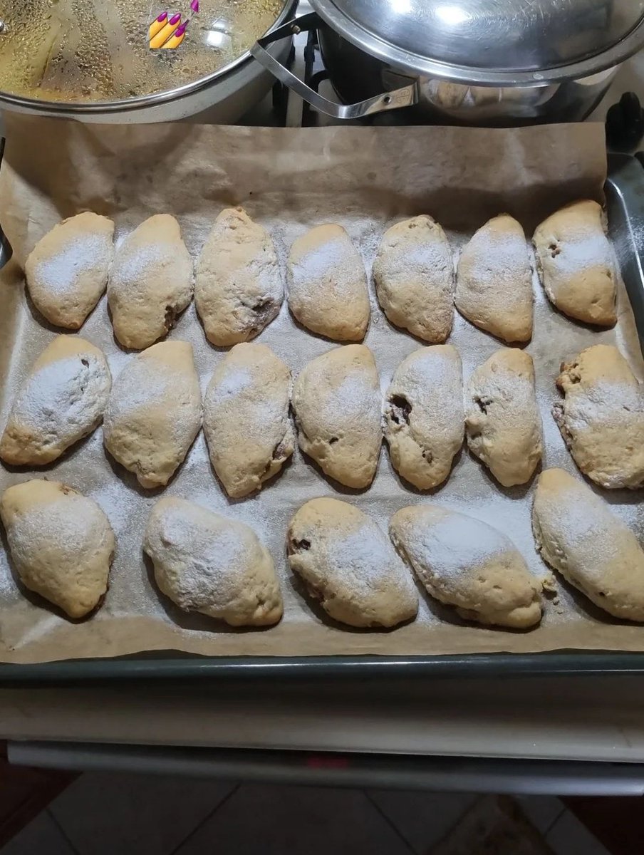 Kevin37057919's tweet photo. Fit olmayan tariflere bir yenisi eklendi ! Tarifin adı: Ælmalı Kürabiye. Tarifi çok uzun olduğu için yazmayacağım ama kürabiyenin tadı sanki bir kilo tereyağı kullanmışsınız gibi olmalı. Oradan hesaplayabilirsiniz. Æfiyet olsun. #masterkev #kevinimmutfakta #fitolmayantarifler https://t.co/Qi8VhXzuv1