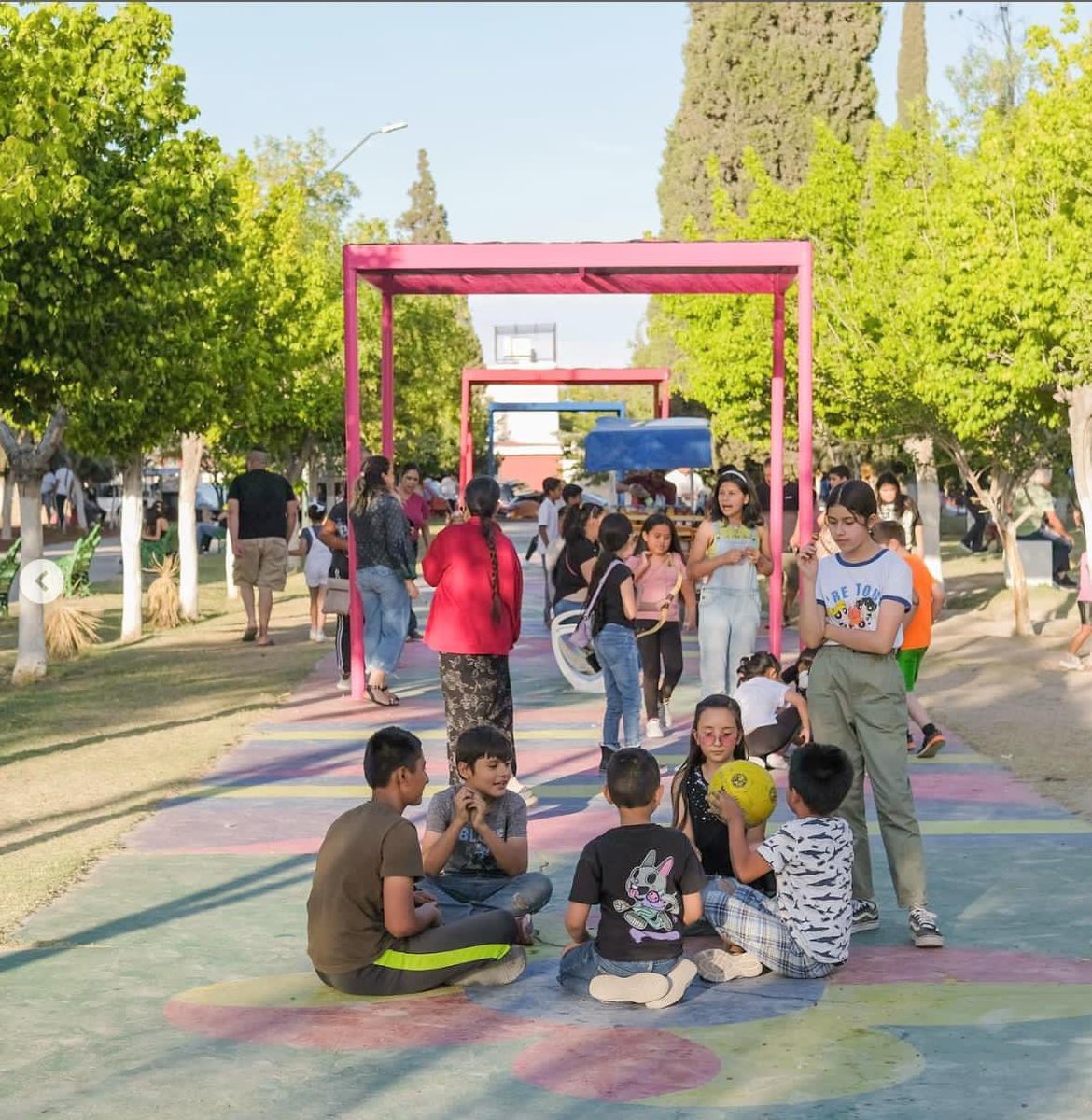 HSFbyForum's tweet photo. 📍Morelia Park, Chihuahua, Mexico
เมื่อก่อน Morelia Park เป็นสวนสาธารณะที่เงียบเหงา ไม่ได้รับการดูแลจากเทศบาลเหมือนสวนสาธารณะอื่นๆ ทั้งที่อยู่ติดกับโรงยิมและโรงเรียนอนุบาล ทำให้คนในชุมชนอยากปรับปรุงสวนสาธารณะ เพื่อที่เด็กๆ และผู้ปกครองจะได้มีที่มาทำกิจกรรมหลังเลิกเรียน https://t.co/CovkbYsz6l