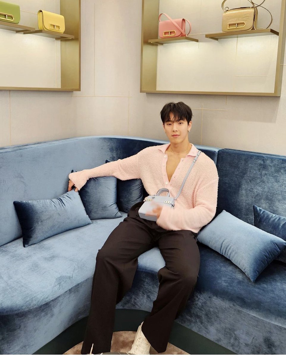 mbb_tito's tweet image. Me + My Boo with Our Tiny Bags 👜 #mbbsd #shownu #monstax #monbebeselcaday #mbbselcaday #셔누 #shownu #monstax @OfficialMonstaX #몬스타엑스