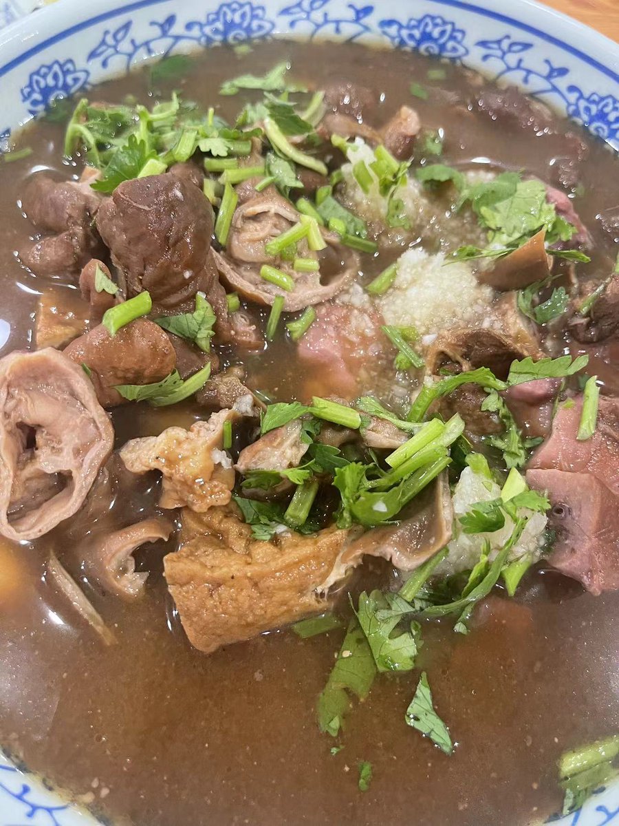 今日份美食：卤煮，是北京一道著名的地方传统小吃，它是将炖好的猪肠和猪肺放在一起煮，搭配火烧一起食用。卤煮起源于北京城南的南横街。据说光绪年间，因为用五花肉煮制的苏造肉价格昂贵，所以人们就用猪头肉和猪下水代替。经过民间烹饪高手的传播，久而久之，造就了卤煮火烧。