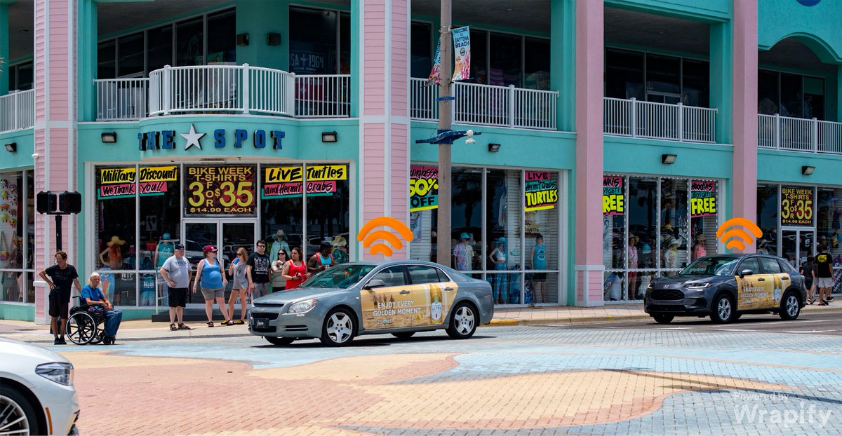 Look at those beachgoers 🌴🏖️ with eyes on the Michelob Ultra Gold. 
Can you guess what they'll be sipping at their next destination? 🍻