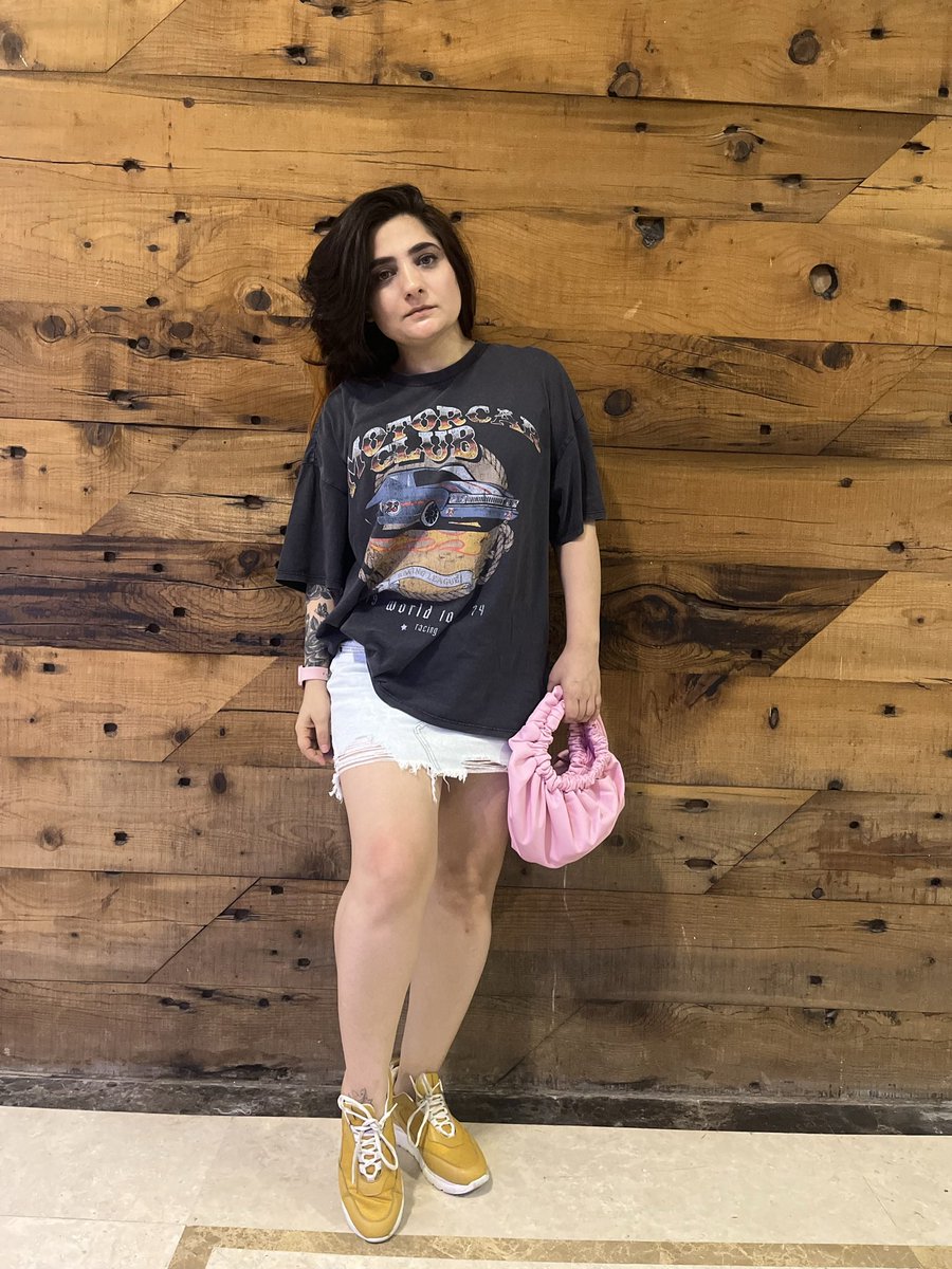 linernheels's tweet photo. Not serious just casual #casualoutfit #outfitoftheday #OOTD #tshirts #denimskirt #skirt #Delhi #Noida https://t.co/pKZEBDlZUz