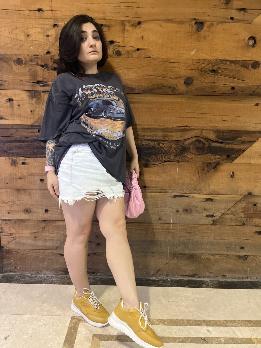 linernheels's tweet photo. Not serious just casual #casualoutfit #outfitoftheday #OOTD #tshirts #denimskirt #skirt #Delhi #Noida https://t.co/pKZEBDlZUz