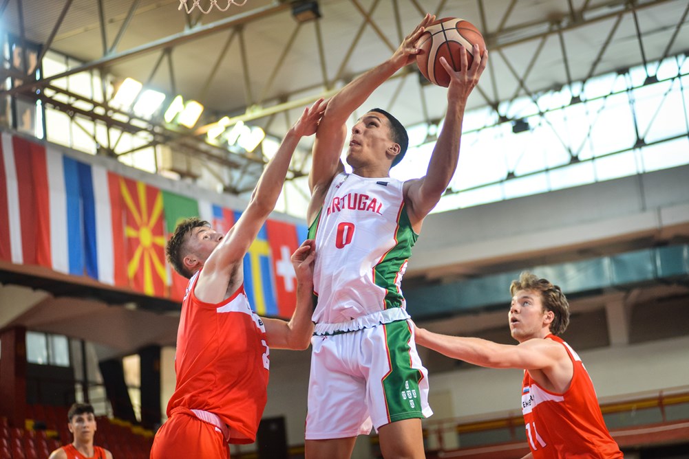 fpbasquetebol's tweet photo. 🏀 Portugal 🇵🇹 67-51 🇱🇺 Luxemburgo
🏆 Campeonato da Europa (Div. B) sub20 masculinos
📍 SRC Kale, Skopje
⭐️ @DanielVTuck (15pts, 3res, 1ast, 4rb, 1dl)
📊 https://t.co/Nv4dVWkvNA

#SomosBasquetebol #FIBAU20Europe #U20 https://t.co/cwdmP4v0KP