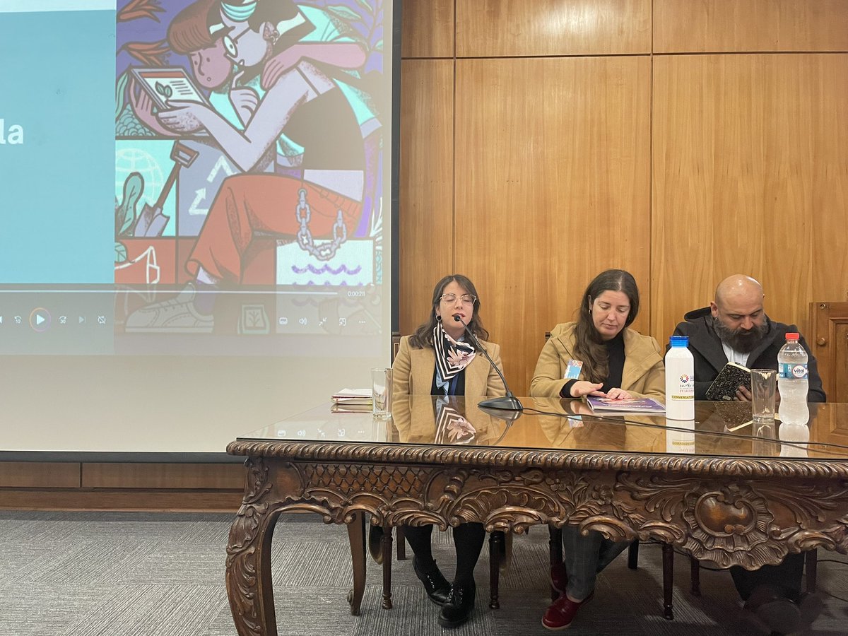 Camila Chamorro, de la Unidad de Currículum y Evaluación del <a href="/Mineduc/">Ministerio de Educación</a>, precisamente del área de Ciencias, Matemática y Tecnología, nos habla sobre las posibilidades del libro Ciencias para la ciudadanía, realizado por nuestro centro y <a href="/CIDSTEMPUCV/">Cidstem PUCV</a>.

youtube.com/live/iXAUcfeQp…