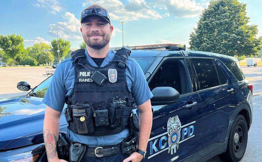 This is Officer Jamison Raines.

Monday afternoon, a pair of suspects robbed someone at gunpoint outside a business. Officers responded, relaying a description. On the lookout, Raines spotted the suspects shortly after &amp; brought them into custody on his own.

The suspects…

1/2