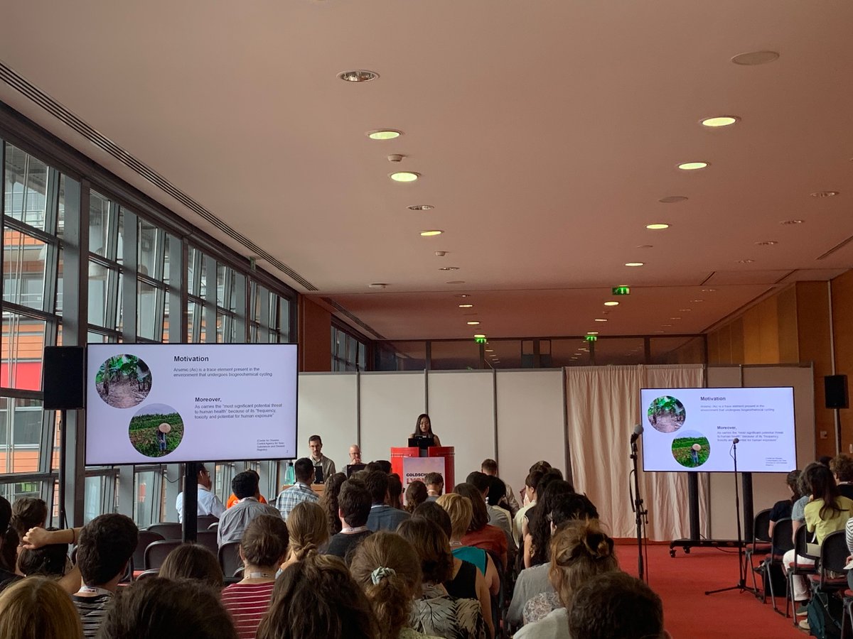 Thoroughly enjoyed the morning and afternoon talks of the “Coupled biogeochemical cycles in the context of global change”! Such a great session :) 
Here is a photo of Athena Nghiem during her talk on atmospheric As 😃
#Goldschmidt2023