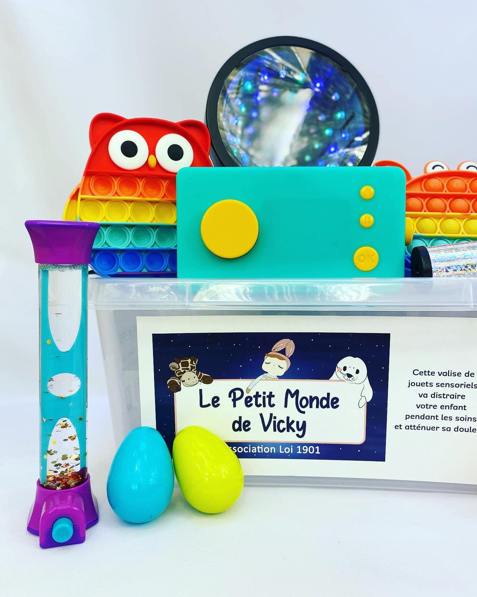 SDIS_18's tweet photo. #LT Le petit monde de Vicky nouveau partenaire des #pompiers18

PCQ parfois la prise en charge des enfants génère du stress l'associat° Le petit monde de Vicky vient d'offrir au @SDIS_18 6⃣🧳"magiques" contenant des jouets sensoriels pour distraire les👦🏽👧🏽pdt les soins
🙏🏽pour eux https://t.co/WMbGFMdeFJ