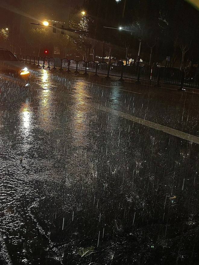 Reni2326's tweet photo. When it's raining like this,  I miss someone I don't know😌#Raining #Miss https://t.co/CJURNYpRpT