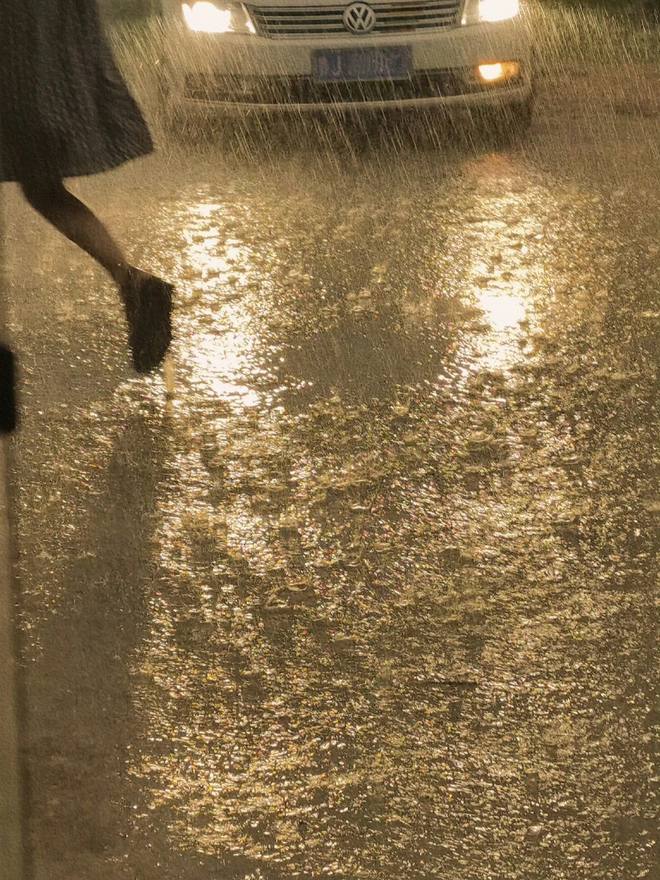 Reni2326's tweet photo. When it's raining like this,  I miss someone I don't know😌#Raining #Miss https://t.co/CJURNYpRpT