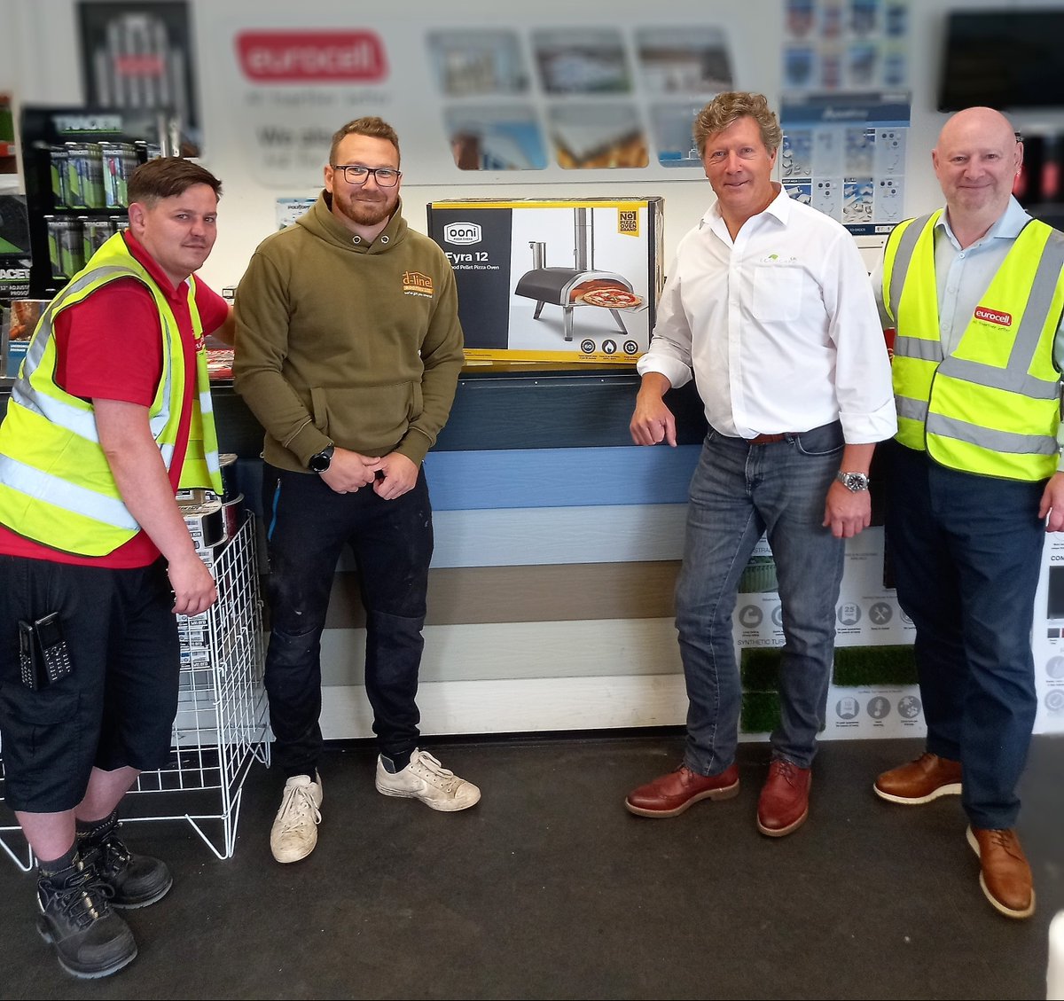 ecoscape_uk's tweet photo. Congratulations to the winner of the @eurocellplc  plc competition 👏 D-Line Roofing spent over £500 on Ecoscape Composite products which entered David into a draw. Our sales rep Justin visited the Kettering branch which D-Line used to purchase our products to present his prize🍕 https://t.co/Bo7PfM2iPW