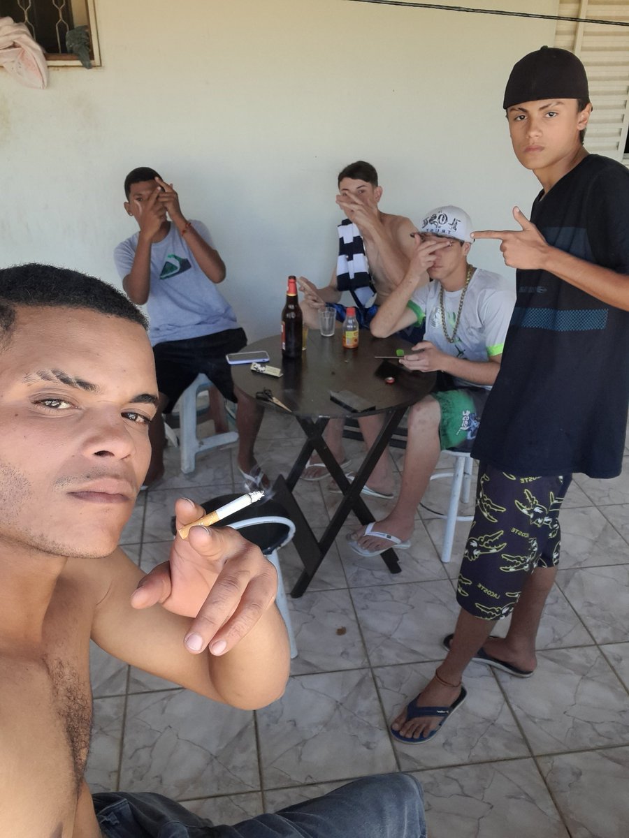 Eltingnv01's tweet photo. A nova geração do BF mostrando que tem extinto calçando no 32 bala 765 https://t.co/CkVs9FnwvF