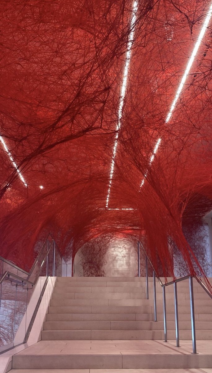 Saw one of my favourite Japanese installation artists - Chiharu Shiota ❤️‍🩹

Intertwining threads of emotion and memory she evokes a profound sense of introspection and wonder…