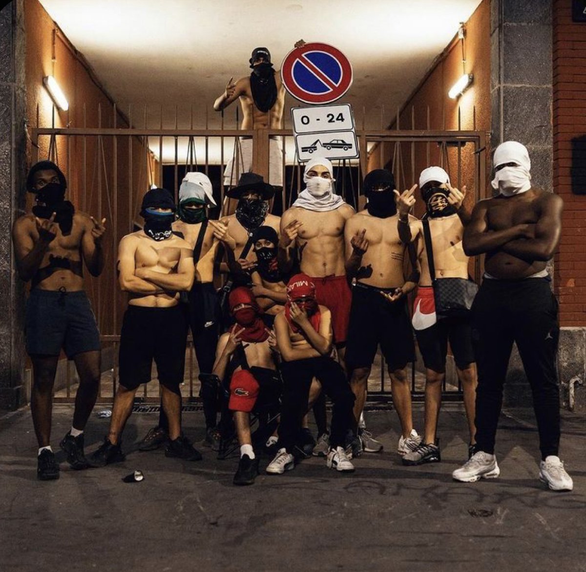 Web_Squ4le's tweet photo. // THREAD 🧵

Pourquoi la mentalité de quartier détruit l'avenir des gens ? 🏢

(Plans sous, vision, entourage, apparence, ego...) https://t.co/Wz5yQyfIyh