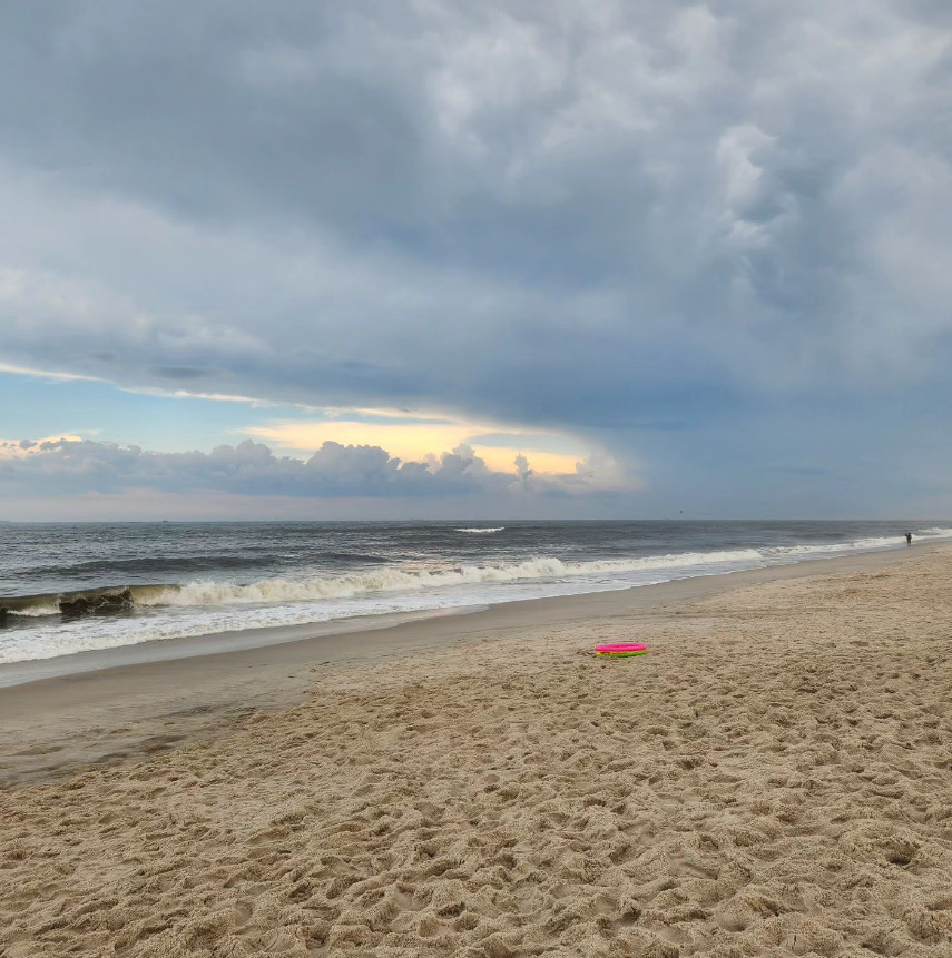 Jones Beach State Park is a great spot for a mid-week beach day! Head over and enjoy a relaxing day in the sun and surf, and maybe hunt for some seashells!

📷: @svitlana.t84
