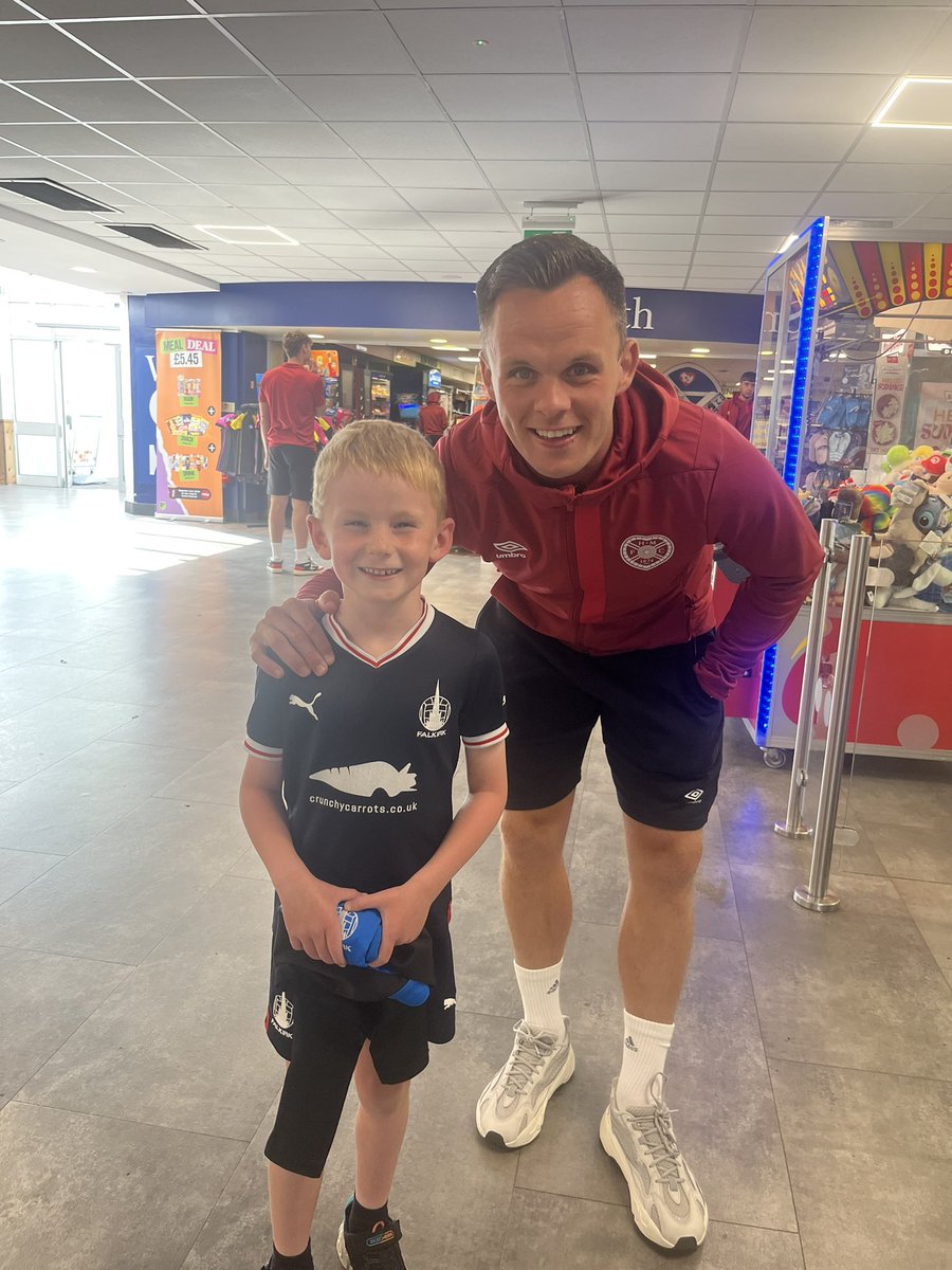 Very fortunate to bump into the hearts team on our epic journey home. Nice guys, especially ex bairn Kingsley. The kids are buzzing <a href="/JamTarts/">Heart of Midlothian FC</a> <a href="/stephokingsley/">Stephen Kingsley</a> @Shankland_25 thanks for the photos ⚽️🙌🏻