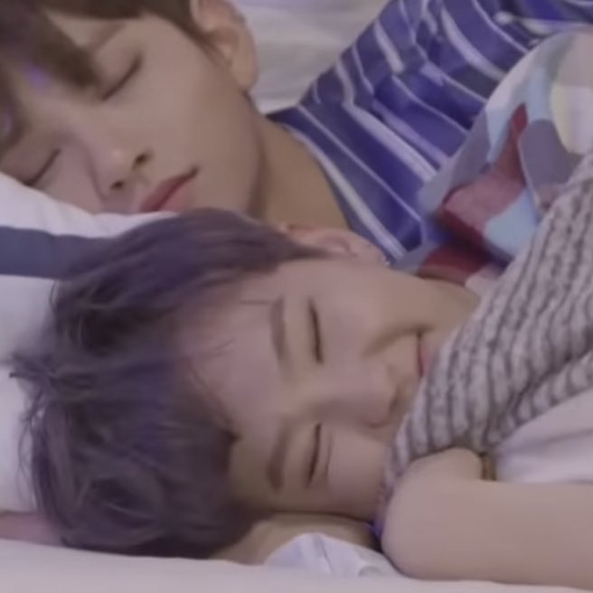 luvsoon_0's tweet photo. 호시 왤케 기여웡....
볼살에 눌려서 눈 밑에 살 접히는거 진짜 귀여움.. 아기호랭구 .ᐟ.ᐟ 🤍 https://t.co/is2okf4T1L
