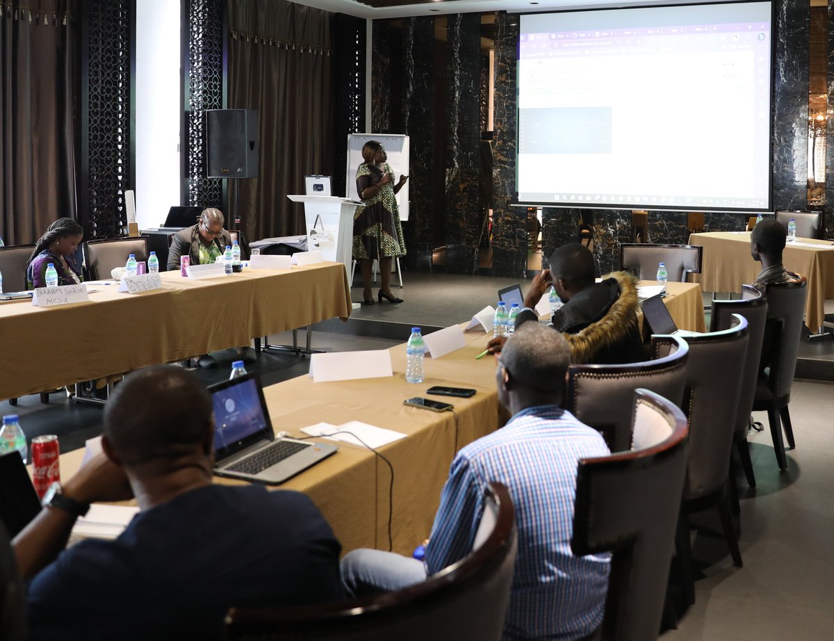 ContactPARIS21's tweet photo. PARIS21’s Stacey Bradbury is in #SierraLeona conducting a bootcamp on communicating #AgriculturalData.
#Statistics are essential for journalists as they help give credibility to their stories, yet they still require additional training to better understand & interpret #data. https://t.co/3Lep4zCAu4