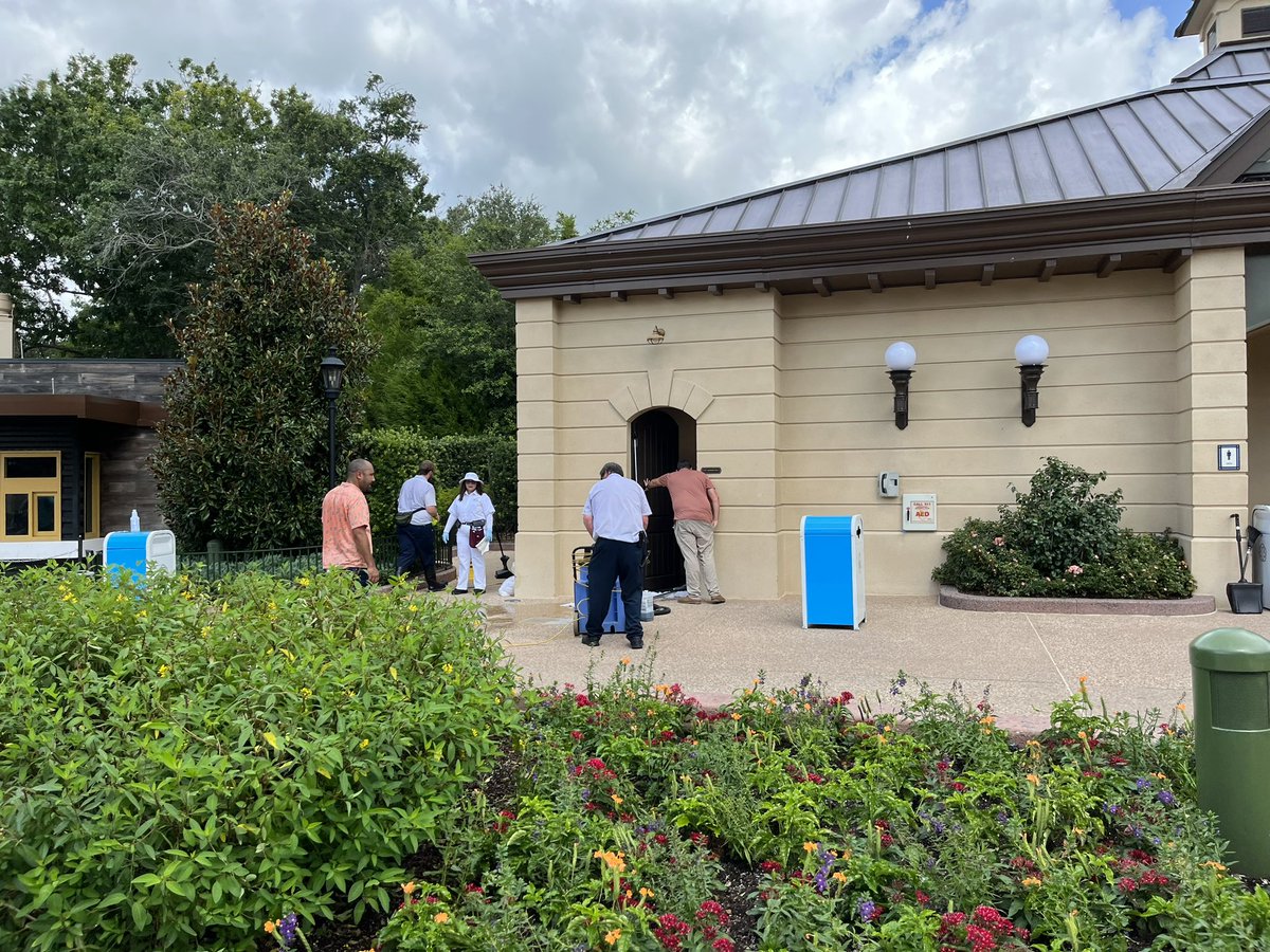 Jboz2178's tweet photo. @WDWNT backed up bathroom in Epcot https://t.co/vfxuEJcc60