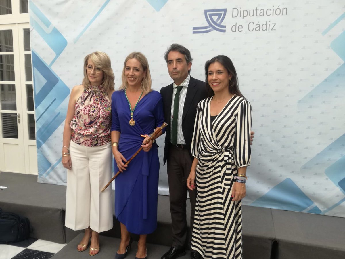 Junto a mis compañeros parlamentarios <a href="/AuxiliadoraIzq1/">Auxi Izquierdo</a> <a href="/AntonioSaldanaM/">Antonio Saldaña</a> hemos dado la enhorabuena <a href="/Almudenamdj/">Almudena Martínez</a> en su toma de posesión como Presidenta <a href="/diputacioncadiz/">Diputación de Cádiz</a> 
Enhorabuena compañera!!!