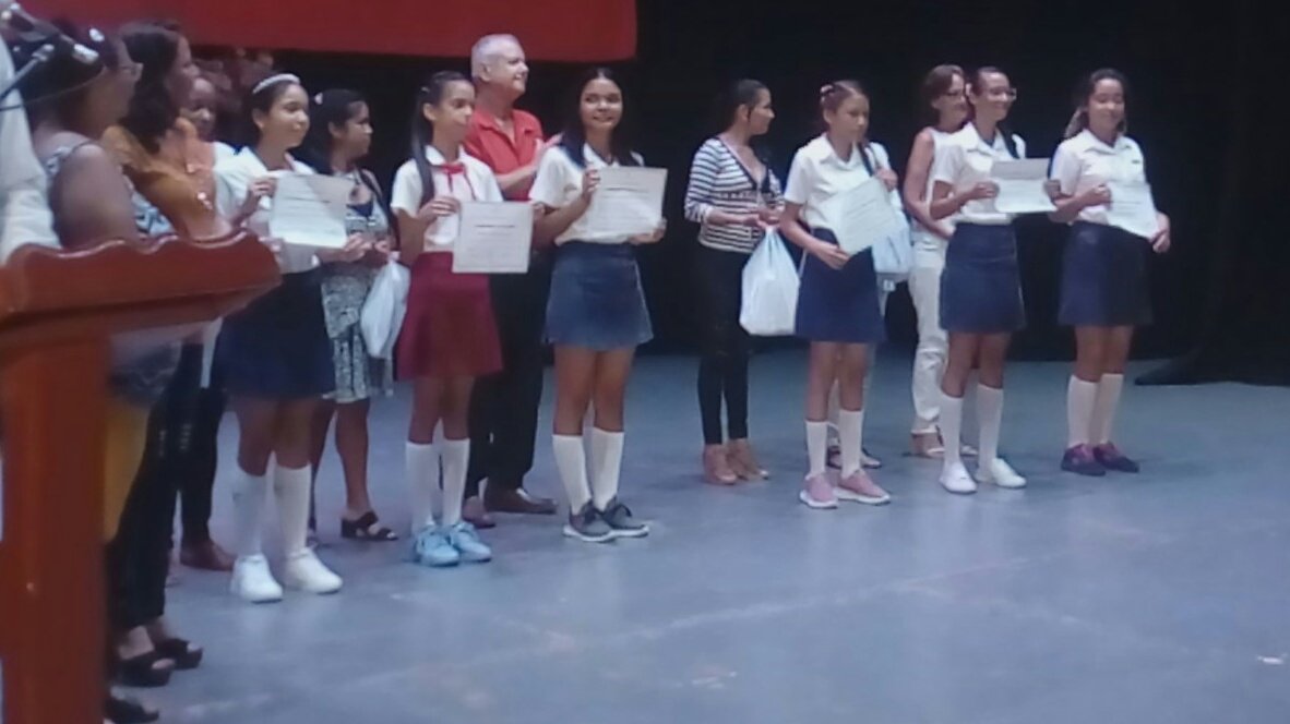 Emotivo momento de la graduación de 9º grado en la #IslaDeLaJuventud, donde se reconoce a las estudiantes más integrales del municipio, de manos de la Secretaria General de la CTC @Yusmary74750470. Muchas felicidades para ellas!!!! #CubaViveYEduca <a href="/aylinalvarezG/">Aylín Alvarez García</a> <a href="/UJCdeCuba/">UJC de Cuba</a>