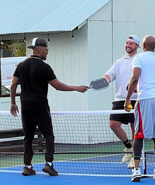 RT @DailyLoud: Jamie Foxx playing Pickleball in Chicago https://t.co/a1VZ8s9Gd5