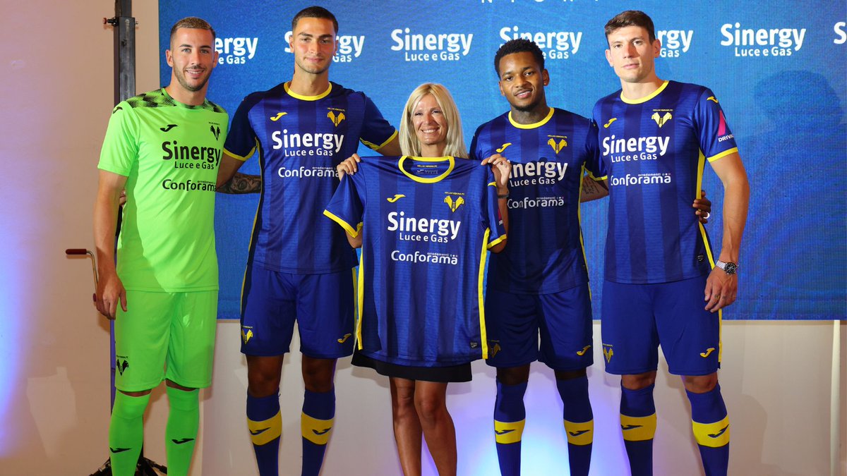 HellasVeronaFC's tweet photo. ⚡ #Sinergy Luce e Gas all'Home Kit Night, per il sesto anno consecutivo è il #MainJerseyPartner dell'Hellas Verona 💛💙

💻 Leggi i dettagli e guarda il video della serata ⤵️
https://t.co/8oOVGqw54D

#HVPartner #HVFC #DaiVerona https://t.co/bfCnq2q3kF