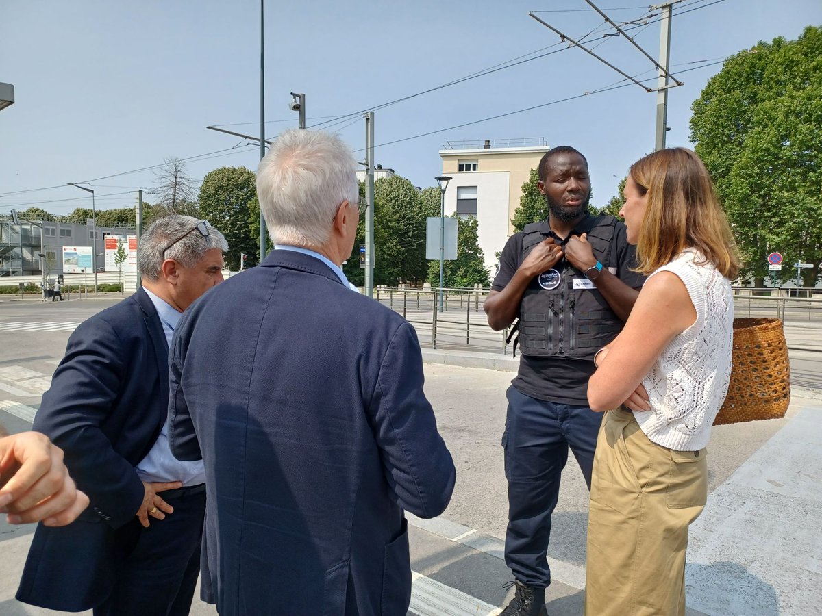LuxantGroup's tweet photo. 🌟 [ACTUALITÉ] 🌟 Un honneur pour Luxant Security Log-transport ! ✨ 

Nos agents de sécurité ont eu le privilège d'interagir avec les représentants de l'IDFM cette semaine. 👥 https://t.co/lQl1JzbioO