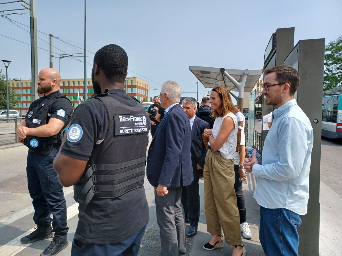 LuxantGroup's tweet photo. 🌟 [ACTUALITÉ] 🌟 Un honneur pour Luxant Security Log-transport ! ✨ 

Nos agents de sécurité ont eu le privilège d'interagir avec les représentants de l'IDFM cette semaine. 👥 https://t.co/lQl1JzbioO