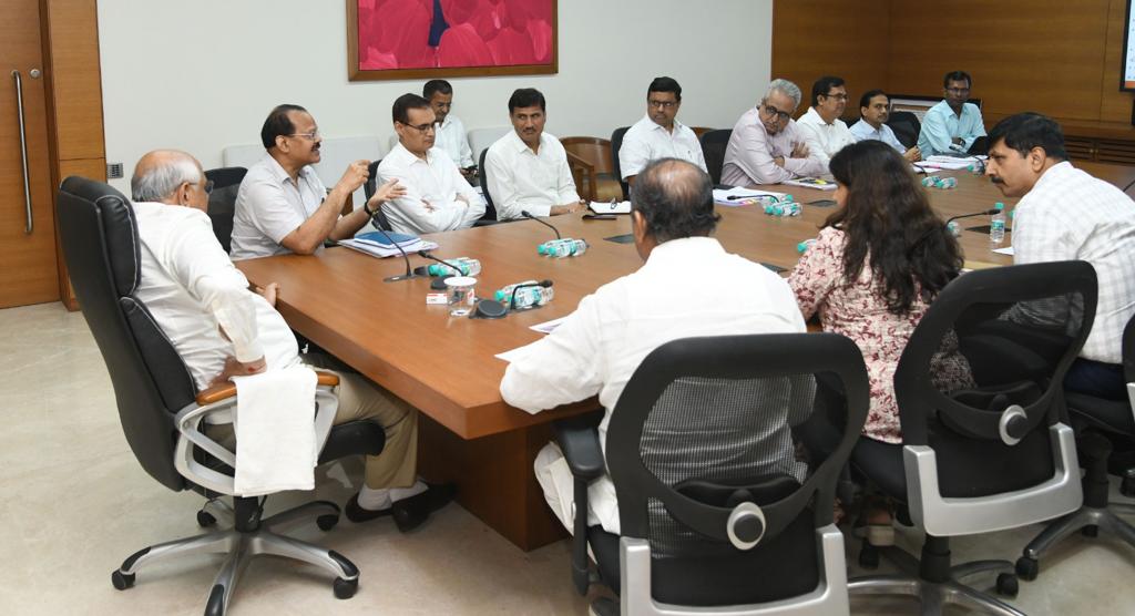 CMOGuj's tweet photo. મુખ્યમંત્રી શ્રી ભૂપેન્દ્ર પટેલના અધ્યક્ષ સ્થાને આજે ઇ-ગ્રામ વિશ્વગ્રામ સોસાયટીની ગવર્નિંગ બોડીની 11મી બેઠક ગાંધીનગર ખાતે યોજવામાં આવી હતી. 

મુખ્યમંત્રીશ્રીએ આ બેઠકમાં ઇ-ગ્રામ વિશ્વગ્રામ પ્રોજેક્ટને વધુ સુદ્રઢ બનાવી વધુમાં વધુ સેવાઓ ગ્રામિણ જનતાને ઘેર બેઠા ઉપલબ્ધ થાય તે સુનિશ્ચિત કરવા બાબતે મહત્વપૂર્ણ માર્ગદર્શન આપ્યું હતું.