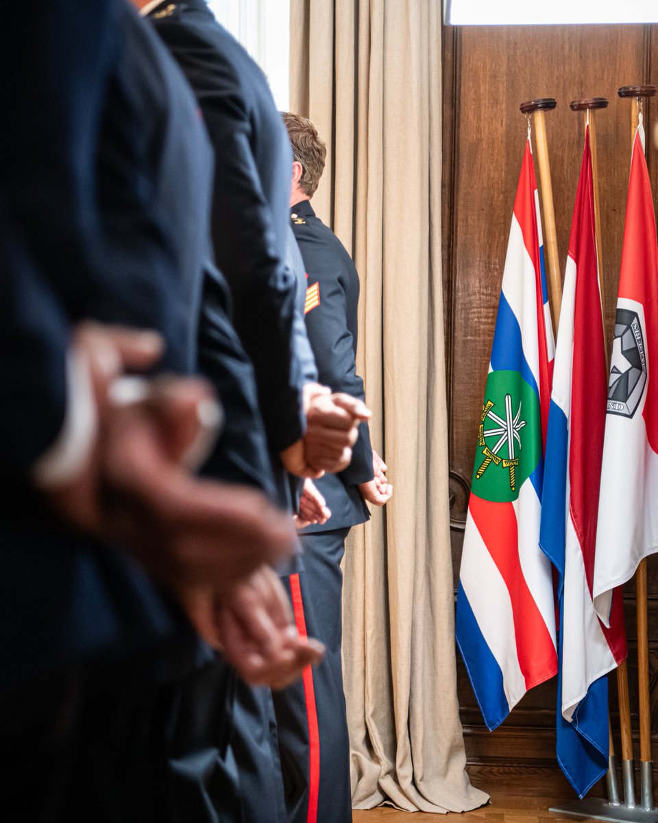 CDS_Defensie's tweet photo. Trots om de kikvorsman-insigne namens @Defensie persoonlijk aan deze 'kikkers' te mogen uitreiken. Ik heb veel #waardering voor hun bijzondere en specialistische werk, dat onwaarneembaar maar allesbehalve onbeduidend is. https://t.co/mWcIu7Tfaa